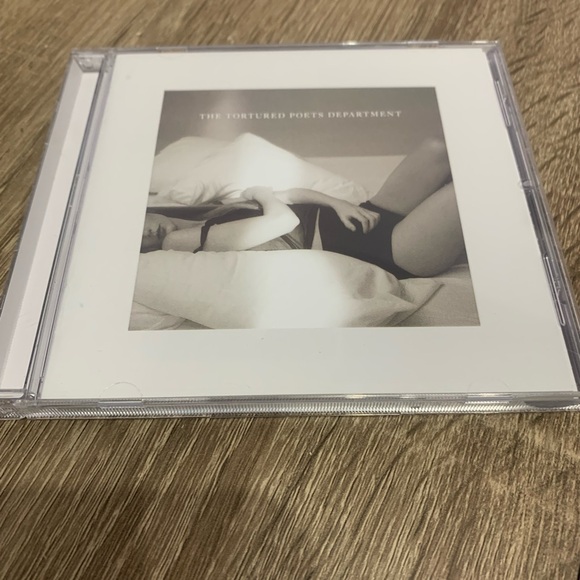 SIGNED Taylor Swift CD - TTPD - Picture 2 of 2